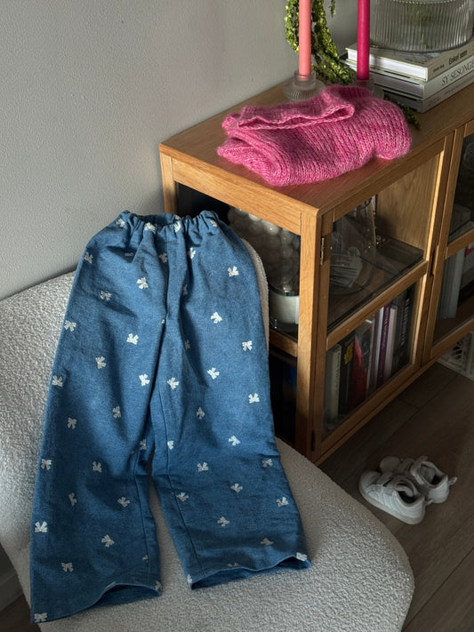 Børnejeans på overlock