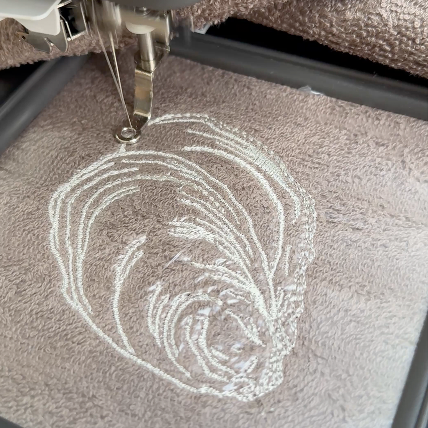 Brother satin-finish broderitråd – 399 Varm grå