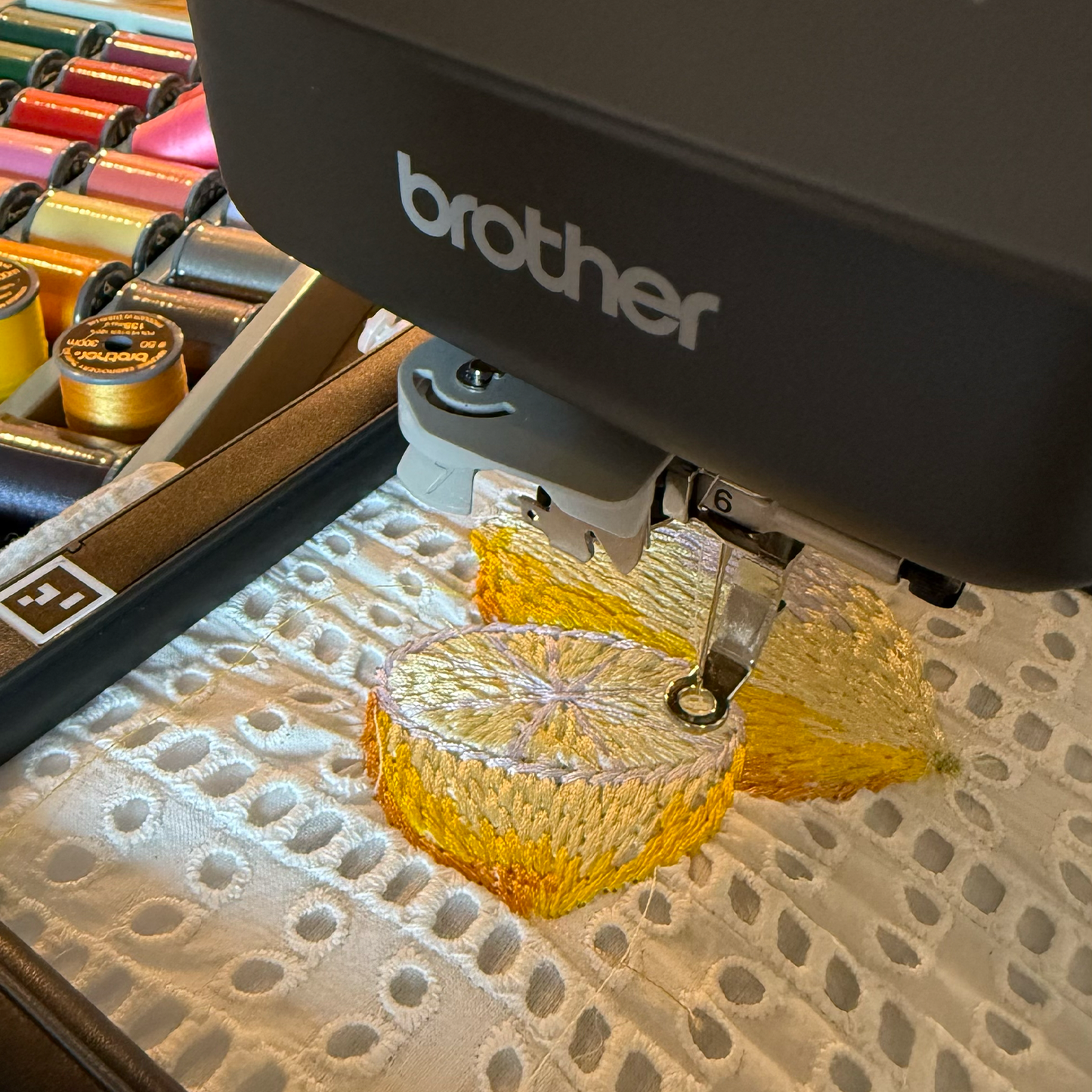 Brother satin-finish broderitråd – 205 gul