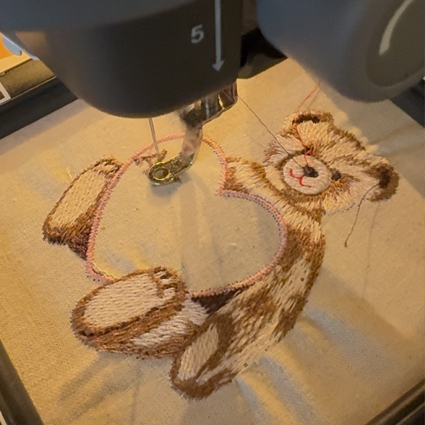 Brother satin-finish broderitråd – 348 Karamel